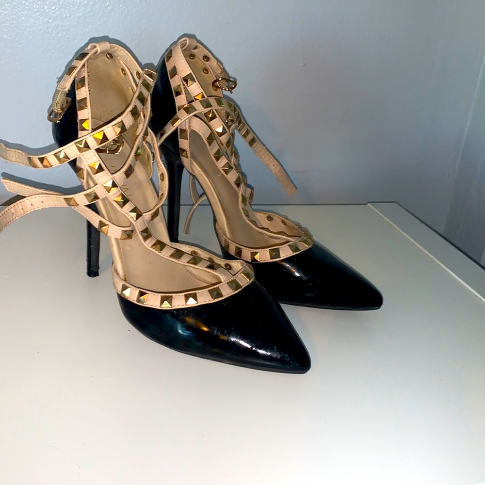 ❣️ 3 for $10 bundles❣️ Studded patent heels